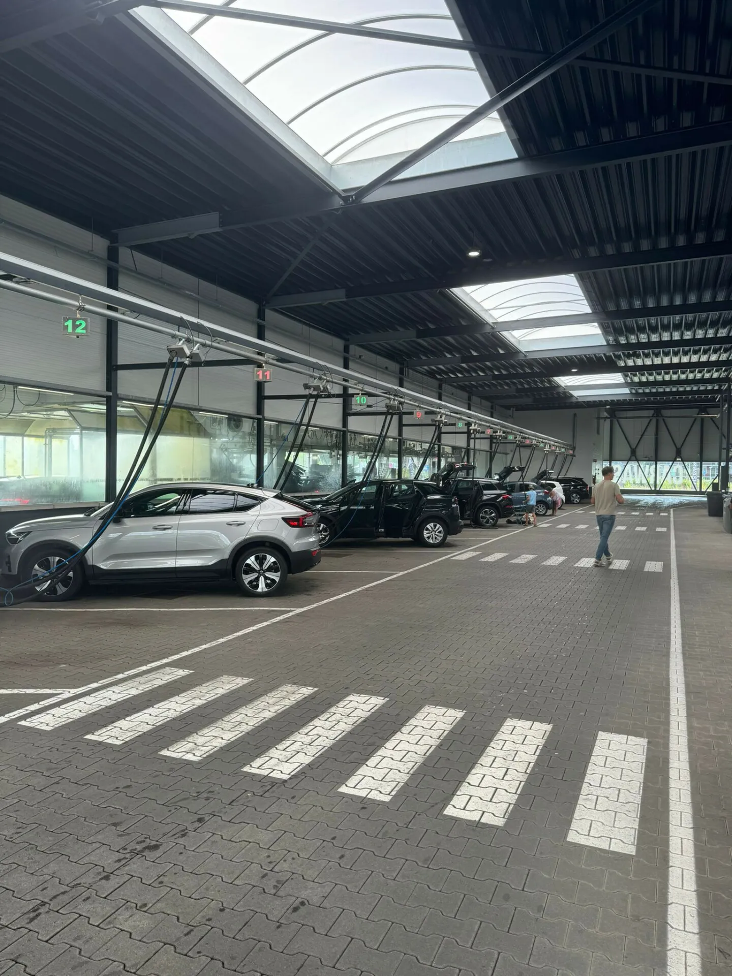 Het overdekte stofzuigerplein van Clean = Clean
