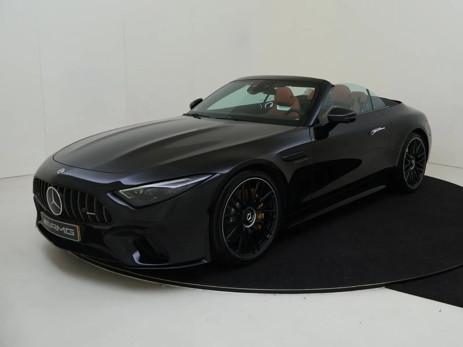 Zwarte Mercedes-AMG SL op de draaischijf in de fotostudio