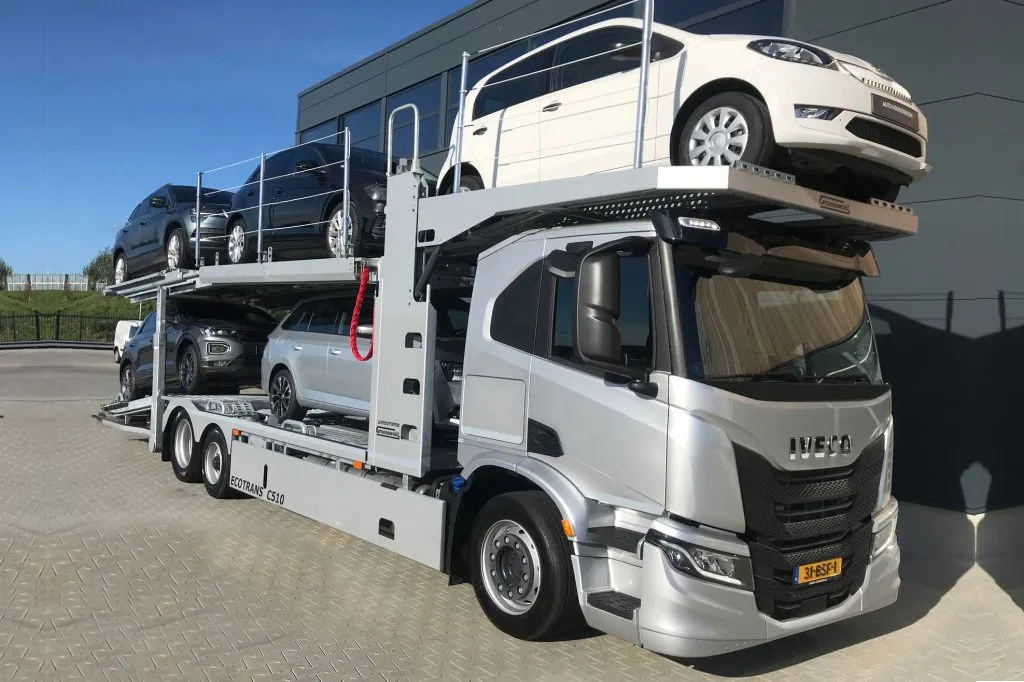 Autotransporter van Clean = Clean geladen met auto’s