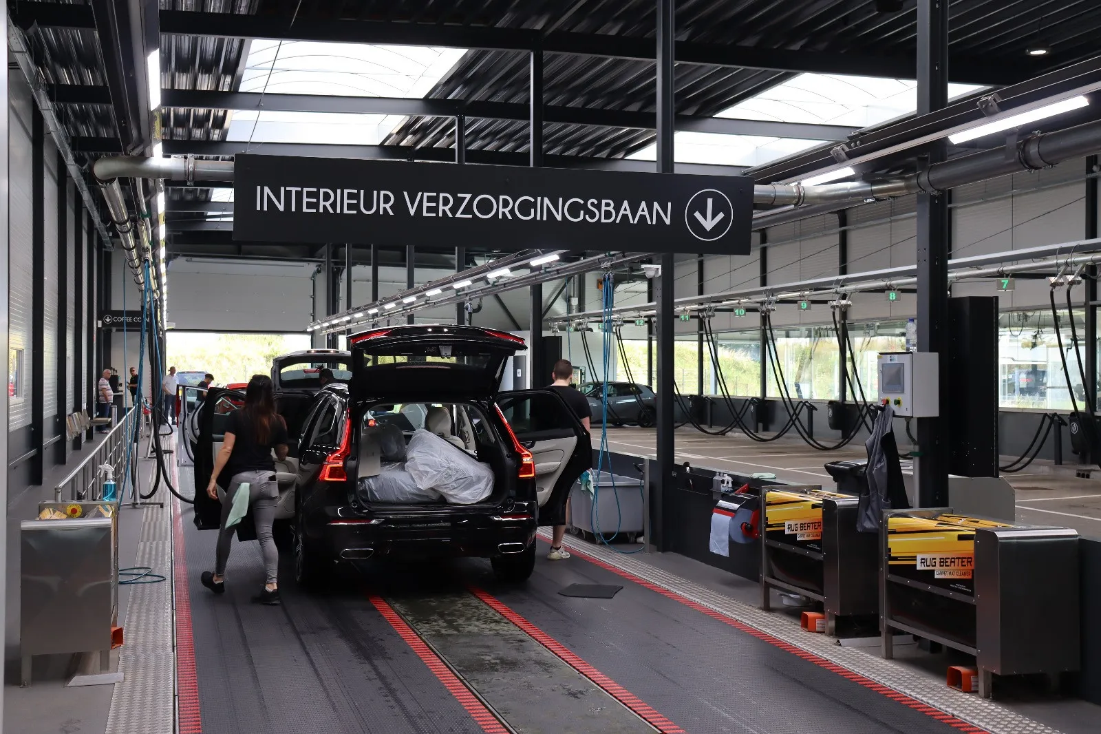 Medewerkers aan het werk op de interieurverzorgingsbaan