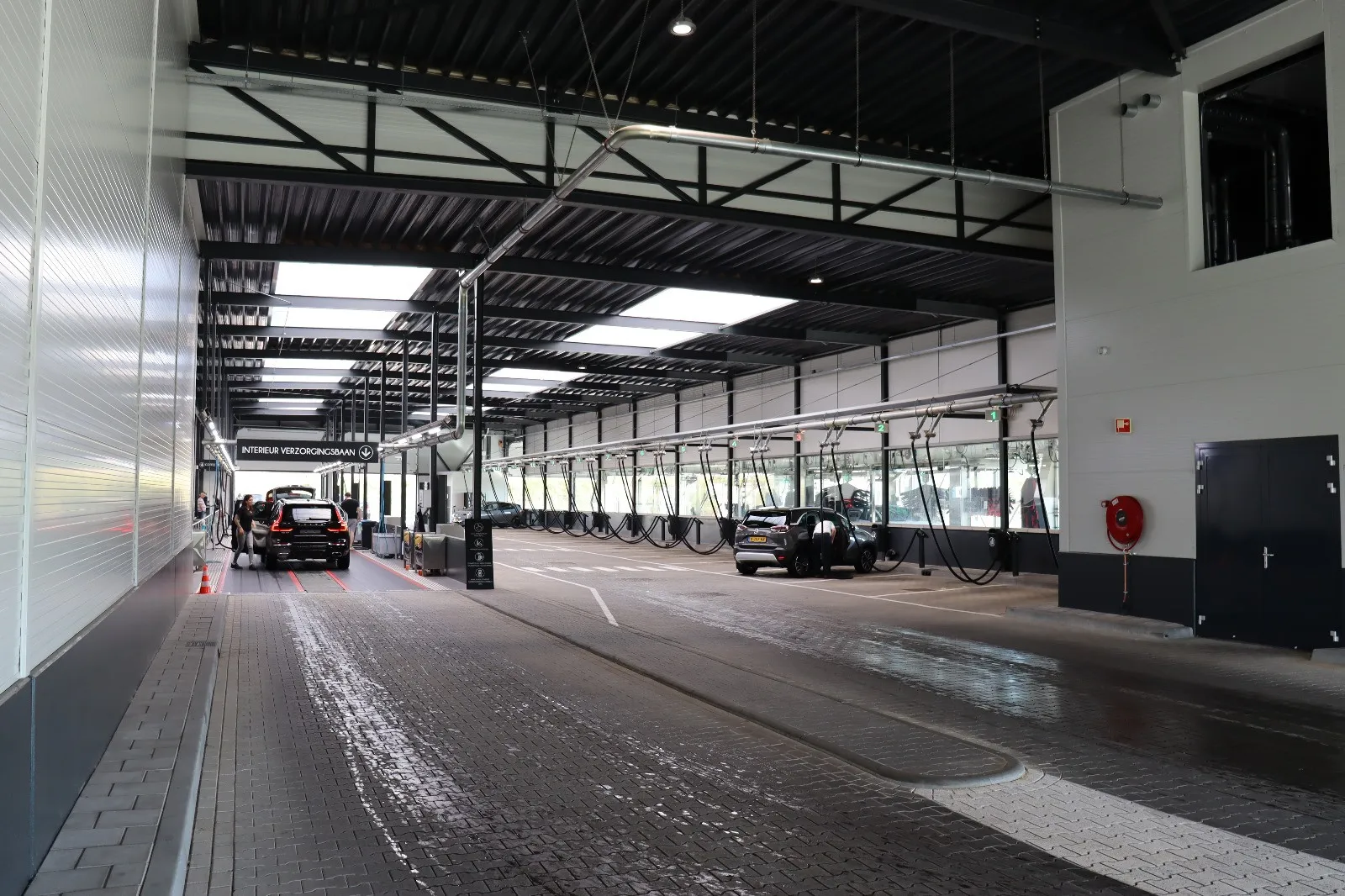 Overzicht van de lichte, overdekte interieurhal