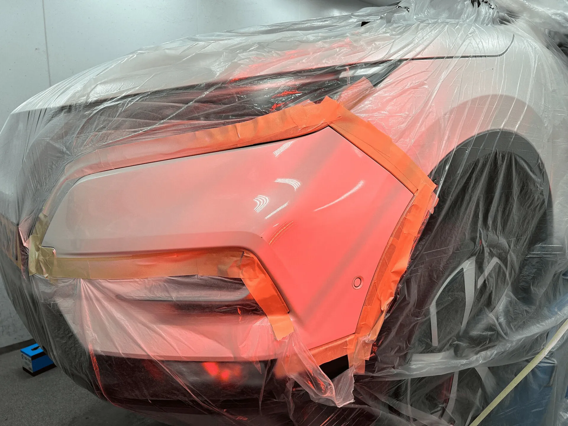 Auto afgeplakt voor spotrepair in de werkplaats