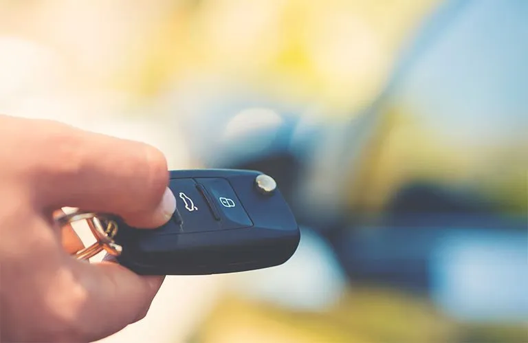 Hand met autosleutel