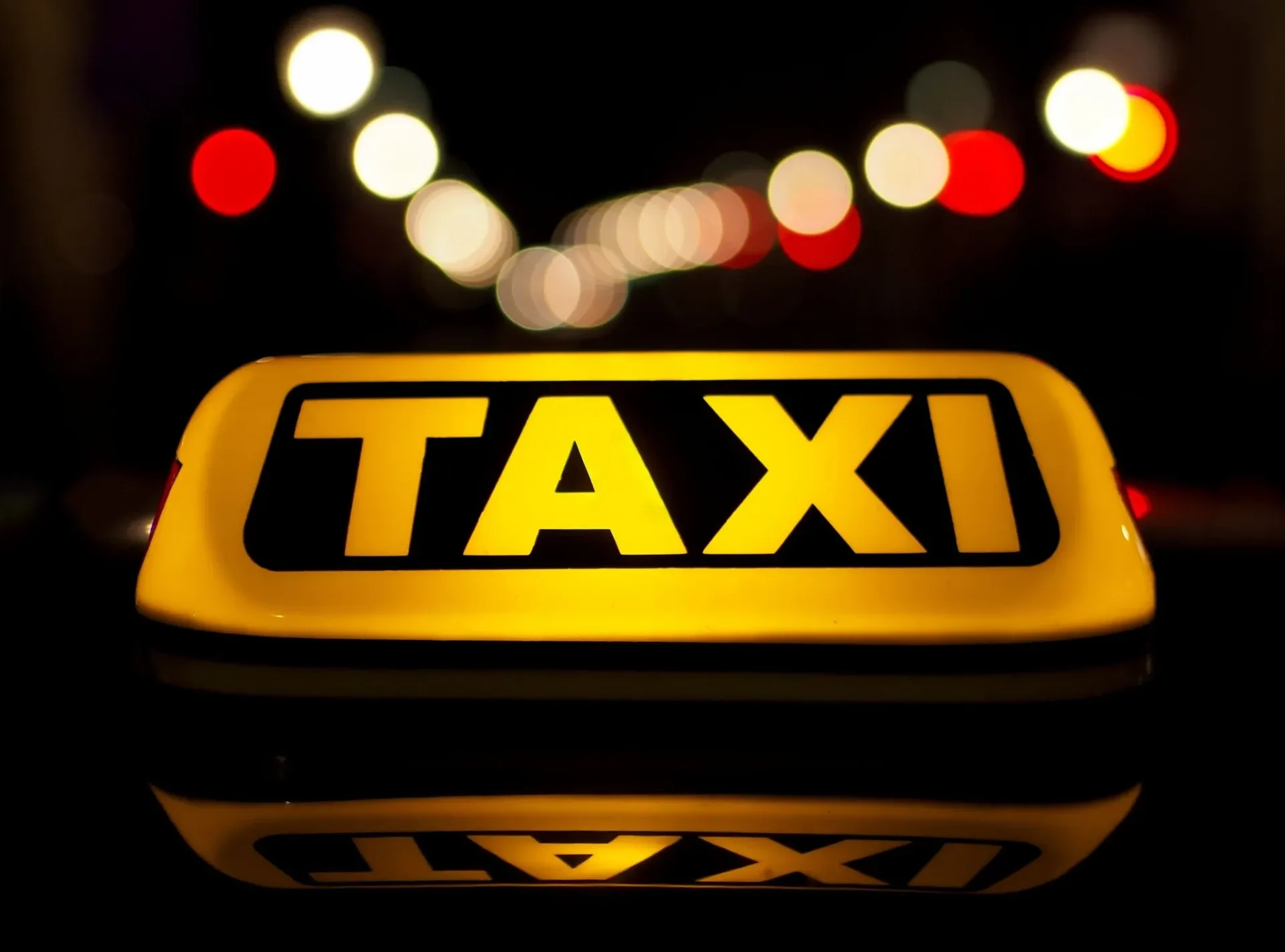 Taxibord op het dak van een auto